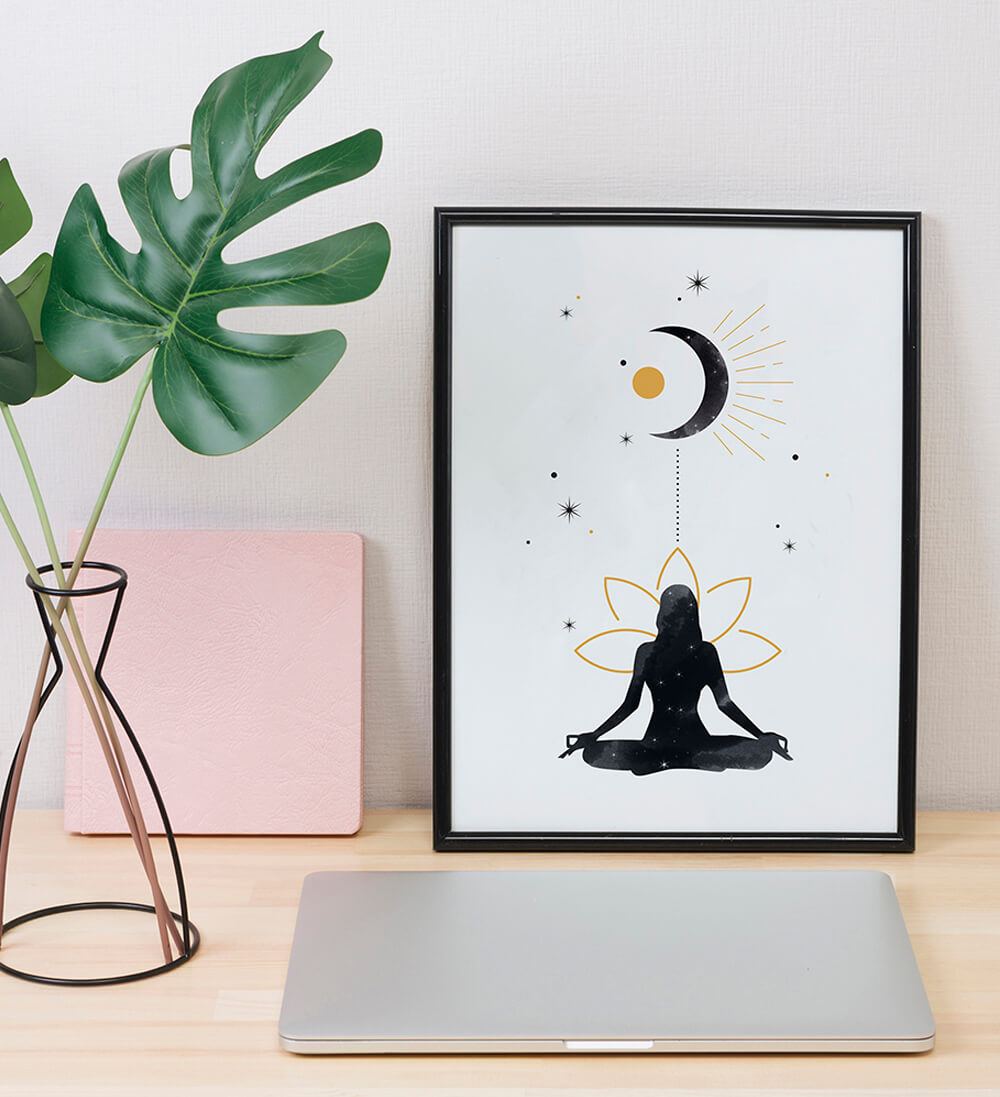 Illustration de femme méditant sous la lune