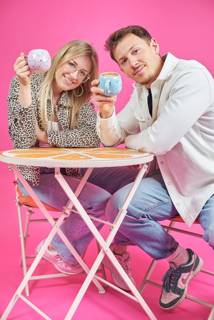 Gérants Blondi Food installés à table avec boissons chaudes lors d’un shooting branding