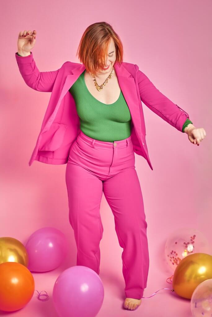 Coach dansant entourée de ballons colorés lors d’un shooting branding