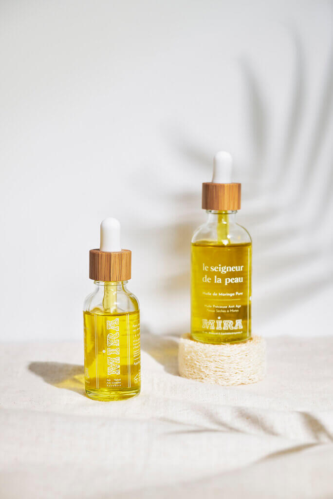 Huile Mira visage et corps sur tissu en lin et support en courgette séchée