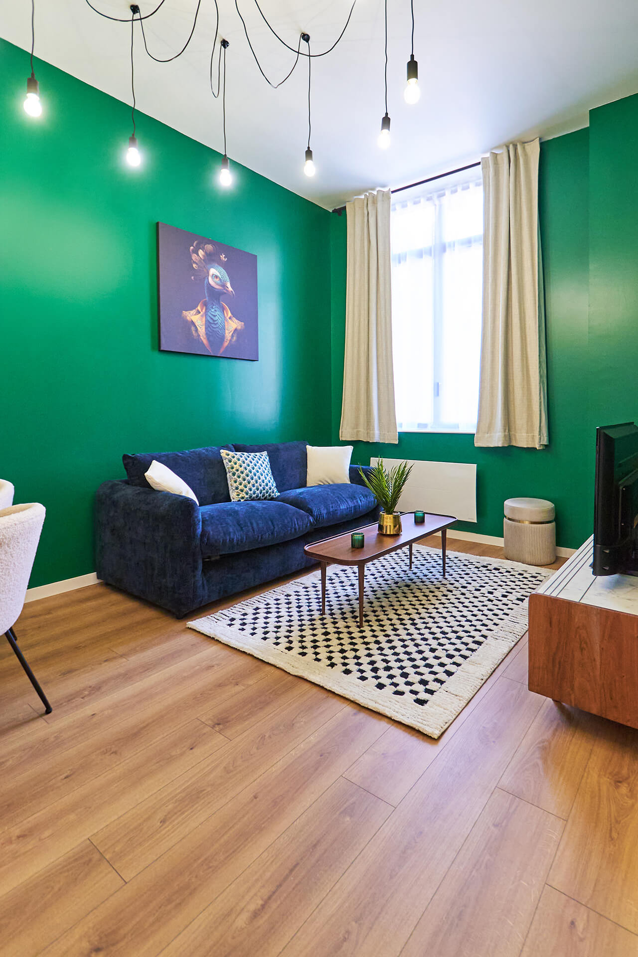 salon coloré et graphique dans un appartement Airbnb à Amiens