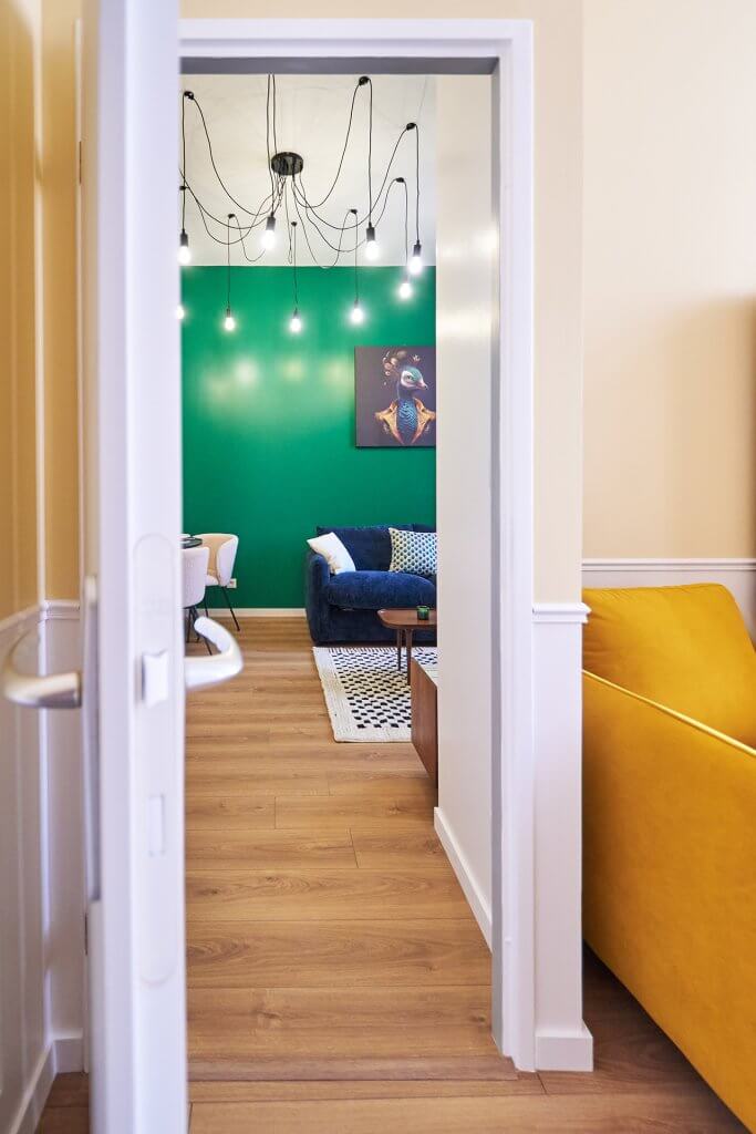 vue du salon depuis la porte de la chambre dans un Airbnb