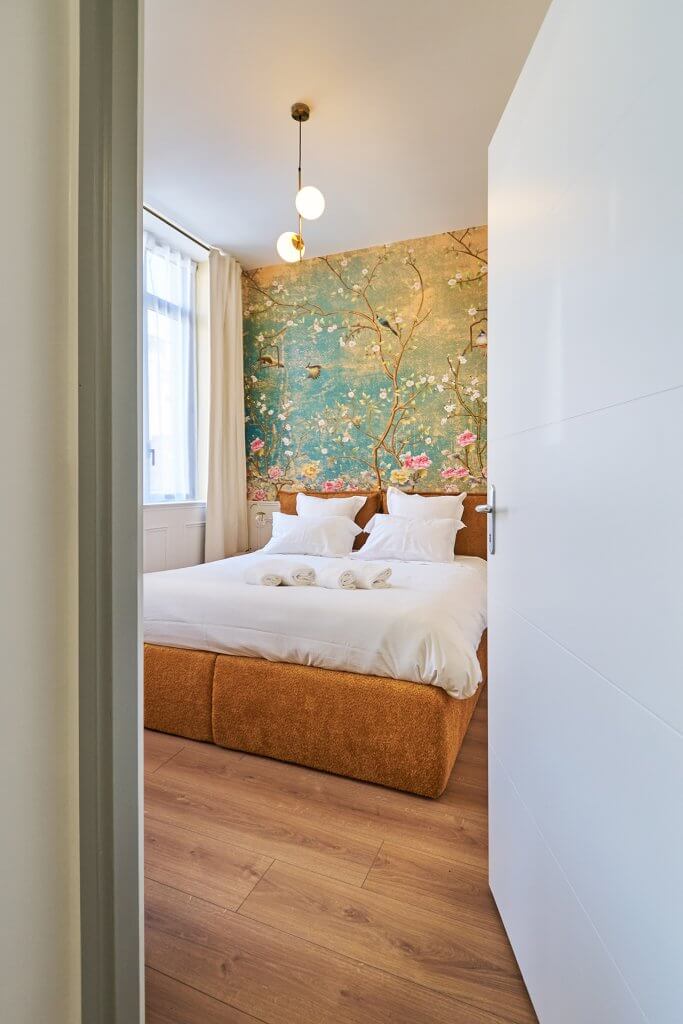 chambre avec tapisserie japonisante colorée vue depuis la porte