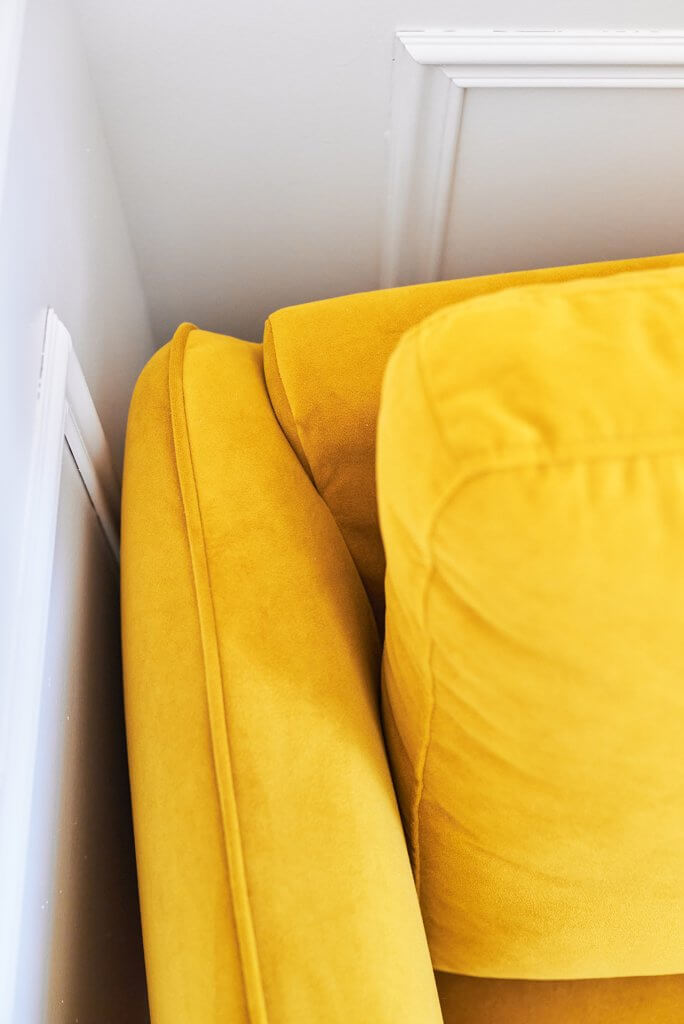 détail fauteuil jaune dans décoration intérieure Airbnb
