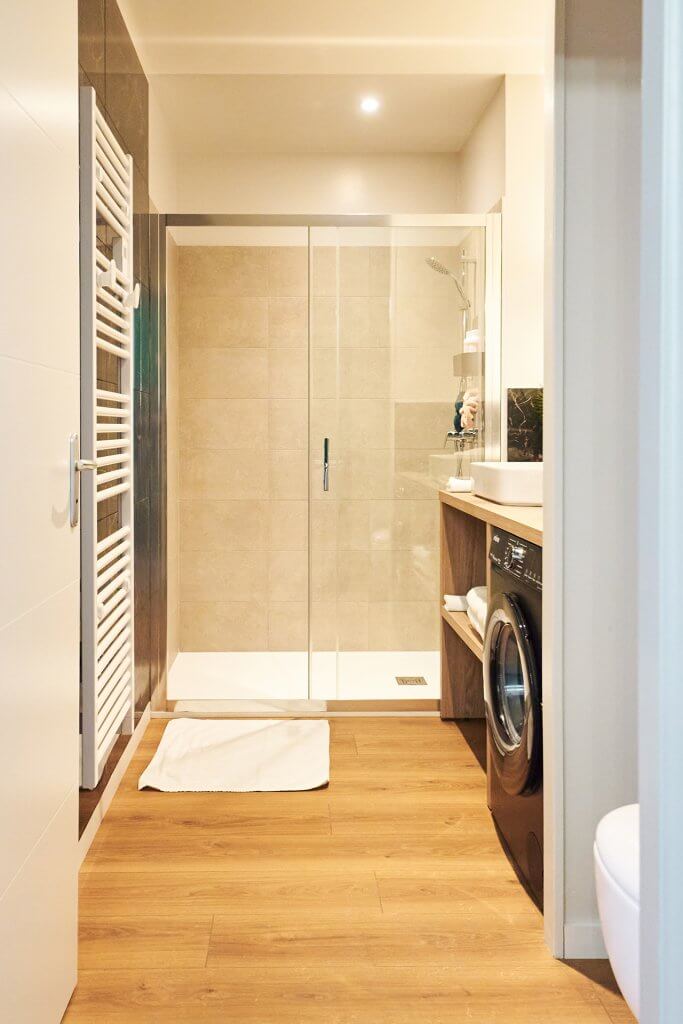 salle de bain moderne avec douche italienne vitrée Airbnb