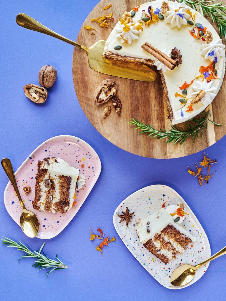 Carrot cake entier et parts vus de dessus sur fond violer