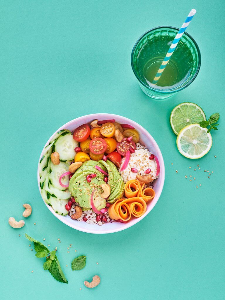 Buddha bowl sur fond menthe vu de dessus