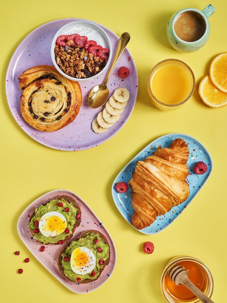 Brunch vu de dessus avec différentes recettes sur fond jaune