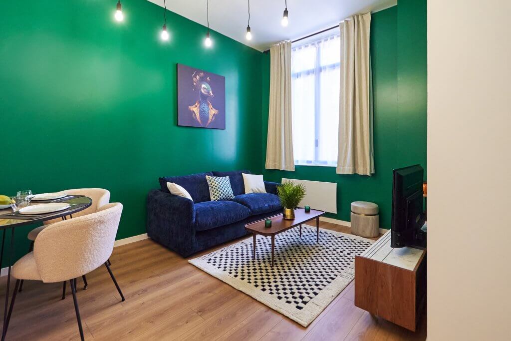 Salon coloré Airbnb, déco graphique