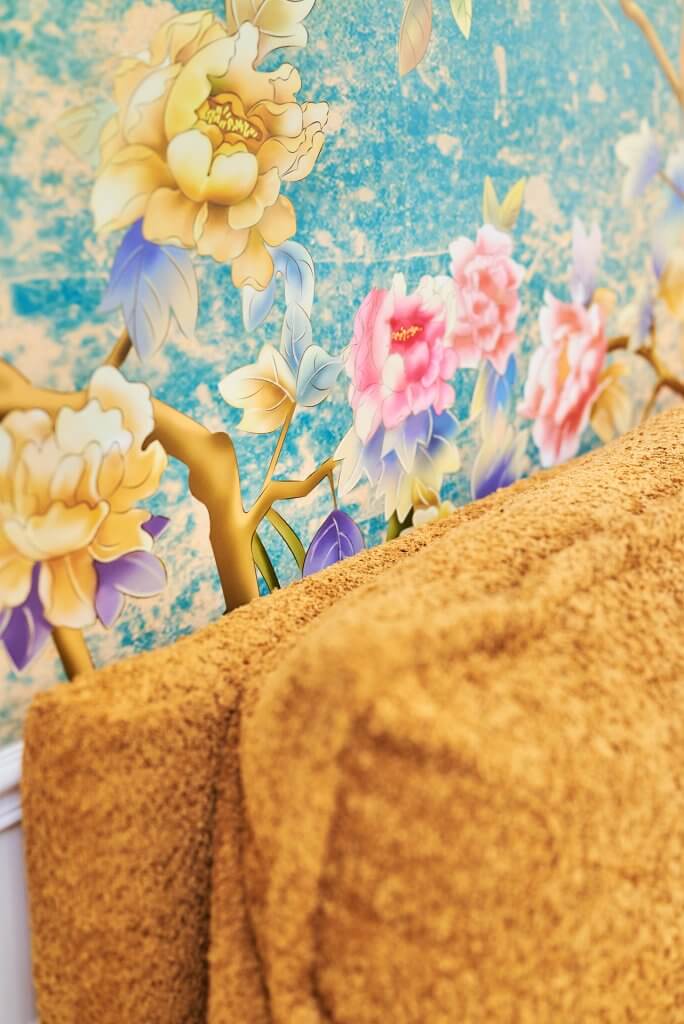 Tapisserie japonisante détail et tête de lit