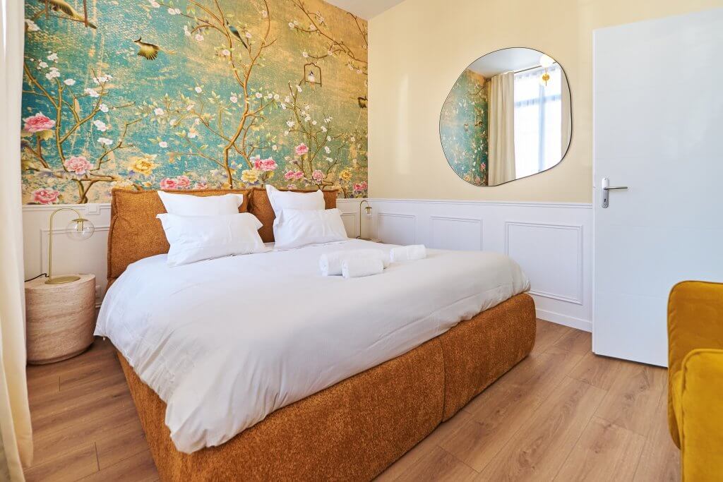 Chambre locations saisonnières à la décoration lumineuse